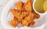 É muito fácil fazer um frango empanado supercrocante sem ovo se você misturar a farinha de trigo por esse outro ingrediente