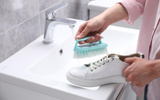Nem amarelado, nem encardido: 3 truques caseiros para manter os tênis brancos sempre limpos de um jeito fácil
