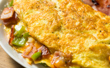 Um truque simples que transforma qualquer omelete simples em uma omelete macia, espessa