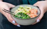 Poke de salmão é a comida do verão que você precisa aprender a fazer em casa e parar de gastar uma fortuna com delivery!