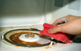 Com quantos anos você descobriu que esse é o jeito correto de limpar micro-ondas? Descubra ingrediente essencial!