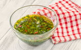 Aprendi a fazer um chimichurri caseiro que pode ficar até um mês na geladeira: tempero é perfeito para peixes, carnes e legumes