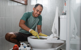 Não pode jogar água no banheiro do seu apartamento? Aprenda como fazer uma lavagem a seco eficiente!