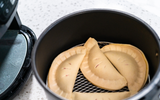 Salgado de padaria só que saudável: receita de pastel crocante na airfryer é simples e com poucos ingredientes