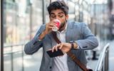 É isso que acontece com o corpo se tomar café depois das 15h: "O organismo precisa de 5 horas para eliminar metade da cafeína que você tomou"