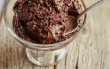 Mousse de chocolate proteico é a sobremesa fitness perfeita para beliscar no pós-treino