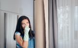 Como tirar cheiro de mofo do ambiente: dicas práticas para remover o mau odor de móveis, roupas e até paredes