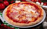Adoro uma pizza feita em casa e essa massa fácil de fazer fica bem fofinha: já anota, salva ou printa a receita!