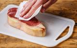 Esse truque com papel-toalha vai deixar sua carne sequinha e com aquela crostinha crocante que todo mundo ama