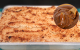 Essa cuca de banana tradicional da roça fica ainda mais deliciosa com doce de leite, não vai sobrar nem farelo!