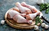 Nunca mais lave o frango! Veja como lavar a proteína antes de cozinhar pode ser perigoso