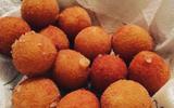 Bolinha de queijo de 3 ingredientes vai se tornar o lanche favorito da criançada (e o seu também porque é muito fácil de fazer)