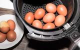 Ovos rápidos, fáceis e perfeitamente cozidos na airfryer vão revolucionar o seu café da manhã