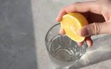 Os benefícios reais de beber água e limão pela manhã, segundo os nutricionistas