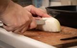 5 jeitos simples para acabar com o cheiro de cebola das mãos bem rapidinho