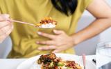 Sou médica especialista em saúde digestiva e garanto: essas são as três melhores dicas para evitar o inchaço ao comer