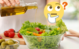 Quem quer emagrecer pode usar azeite na salada? Descubra benefícios e quando o hábito atrapalha a dieta