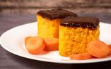 Nem ovo, nem leite: esse bolo de cenoura fofinho e molhadinho vai se tornar o seu favorito, a receita é muito fácil!