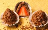 Bombom de brigadeiro com morango