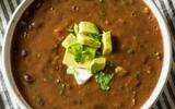Sopa de feijão é a receita rápida e gostosa para fazer com sobras do alimento nesse inverno!