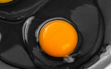 Tem uma mancha branca estranha no ovo cru? Saiba o que é e se faz mal comer