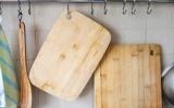 Qual o melhor tipo de tábua de cozinha? Saiba como escolher entre madeira, bambu, plástico e vidro