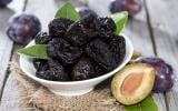 Benefícios e malefícios da ameixa seca: saiba por que comer a fruta desidratada, quanto consumir e cuidados
