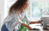 O que você precisa saber antes de comprar um micro-ondas? Confira dicas que vão te ajudar na hora da compra