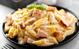 Macarrão cremoso com frango em uma panela só: refeição completa e deliciosa sem sujar muita louça