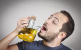 Uma dose de azeite antes de ingerir bebida alcoólica evita mesmo a ressaca? O que diz a ciência