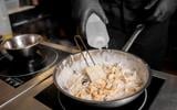 O que é o "líquido de ouro" usado por chefs italianos? A resposta é surpreendente e muito mais simples do que você pensa