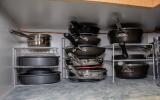 A sua cozinha vai ficar maior com essas dicas de como organizar panelas e tampas nos armários