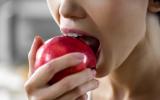 Pode comer fruta de noite? Entenda os mitos e verdades sobre o consumo do alimento antes de dormir