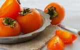Benefícios do caqui: o que acontece com o seu corpo ao ingerir 100g da fruta