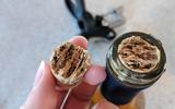 Poucas pessoas sabem, mas esse truque caseiro remove a rolha quebrada dentro da garrafa de vinho (dica de um amigo enófilo!)