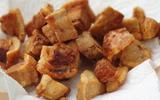Fazer torresmo na panela de pressão é o jeito mais fácil e garantido de ter o petisco em casa rapidinho (igual de boteco)!