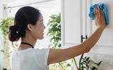 Como manter os armários da cozinha limpos usando poucos produtos