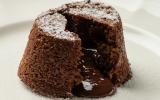 Petit gateau de micro-ondas fica pronto em menos de 2 minutos e vai matar sua vontade de doce rapidinho!