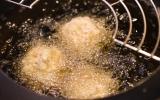 Salgadinho explode ao fritar e machuca influenciador: descubra por que isso pode ter acontecido e como evitar
