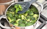 Qual é o jeito mais saudável de cozinhar o brócolis? Mantenha a cor e a textura com essas dicas de especialista