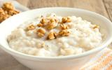 Com esse tempinho, nada como um mingau de aveia cremoso para aquecer a noite: o segredo está em um ingrediente inusitado!