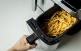 Dá certo assar batata na air fryer sem cozinhar na água e sal antes? Fica crocante?