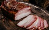 Aprenda a fazer bacon em casa de um jeito que você nunca imaginou!