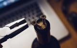 Com quantos anos você descobriu como abrir uma garrafa de vinho sem um saca-rolhas? O truque das vinícolas que nunca falha
