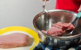 Poucas pessoas sabem, mas aprendi com um churrasqueiro: truque com bicarbonato deixa a carne mais macia, saborosa e suculenta