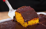É assim que eu faço uma cobertura durinha para o bolo de cenoura (fica parecendo com a de brownie!)
