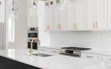 Quer renovar a cozinha? Abandone o branco e conheça a cor que é tendência do momento para esse ambiente!