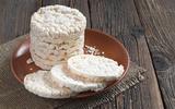Biscoito de arroz é um lanche saudável? Entenda vantagens e desvantagens no consumo e como incluir na dieta