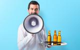 Um garçom adverte aqueles que pedem garrafas de cerveja em bares: “Em vez de reclamar...”