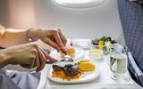 Alimentos que não devem ser servidos em avião: confira